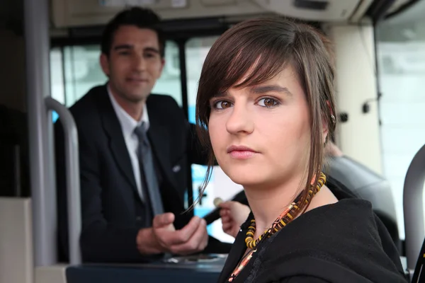 Menina pagando bilhete de ônibus — Fotografia de Stock