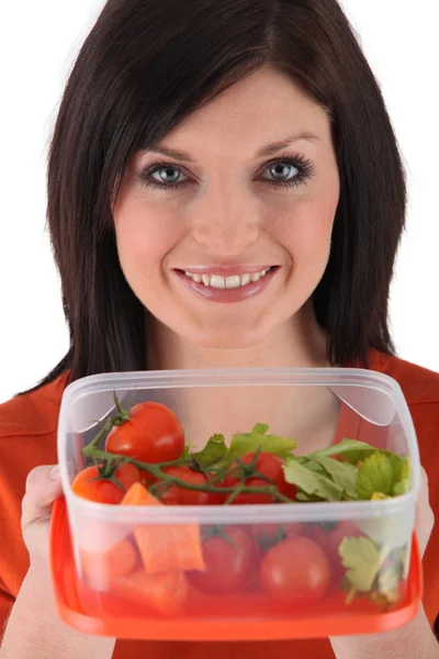 Mulher sorridente preparando salada — Fotografia de Stock