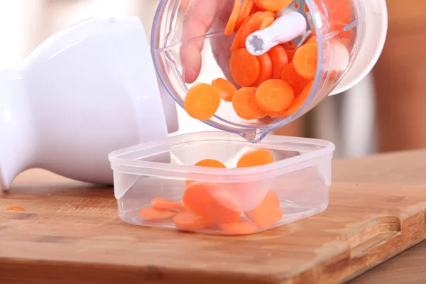 Zanahorias cortadas en rodajas en un mini procesador de alimentos —  Fotos de Stock