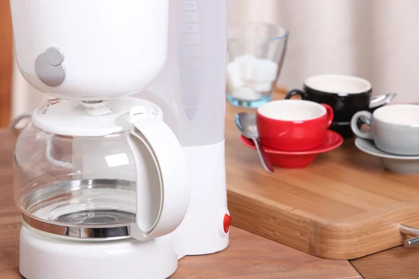 Empty filter coffee machine and cups — Stock Photo, Image