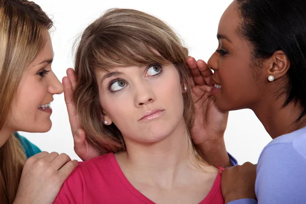 Drei tratschende Frauen. — Stockfoto