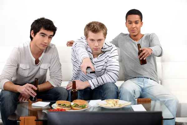 Les jeunes hommes regardent un match de football — Photo