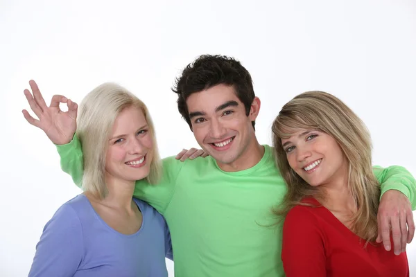 Hombre abrazando a dos mujeres — Foto de Stock