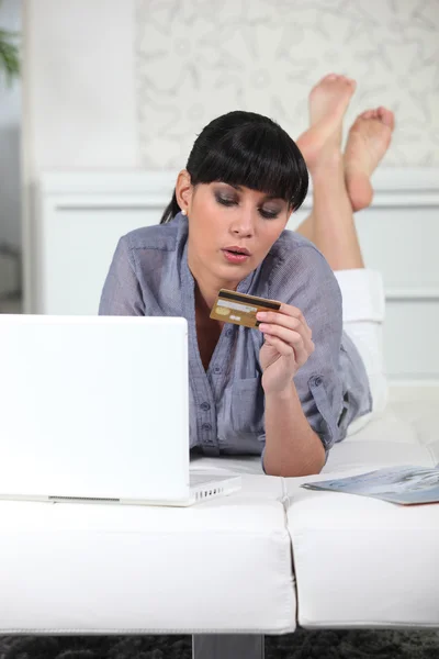 Женщина покупает онлайн с помощью кредитной карты — стоковое фото