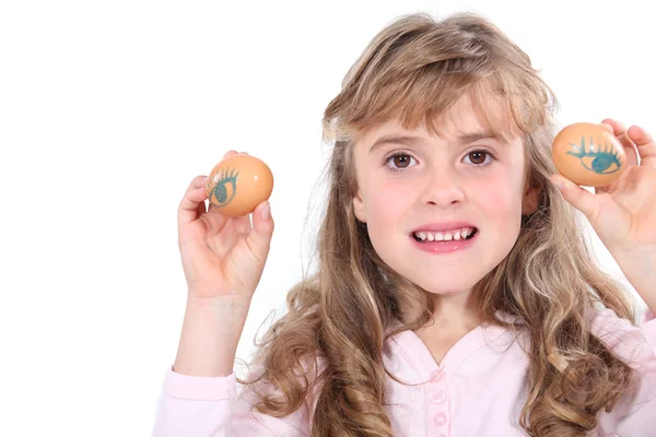 Ένα μικρό κορίτσι με δύο αυγά. — Φωτογραφία Αρχείου