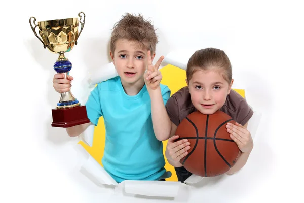 Niños con vidrio y baloncesto —  Fotos de Stock