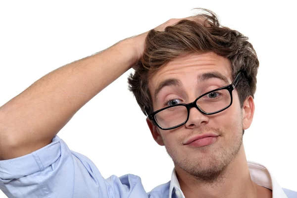 Joven con gafas haciendo una cara divertida — Foto de Stock