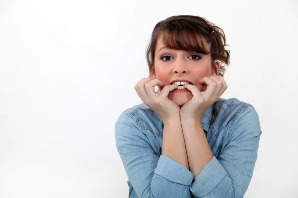 Vrouw haar nagels te bijten. — Stockfoto