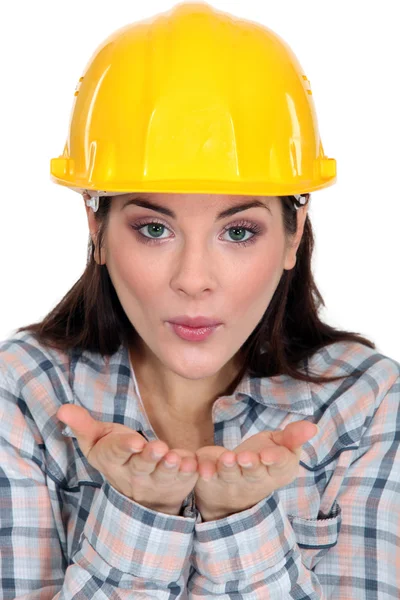 Tradeswoman blåsa kyssar — Stockfoto