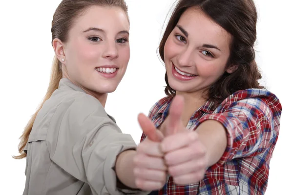 Zwei Mädchen im Teenageralter geben den Daumen nach oben — Stockfoto