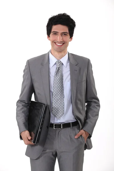 Retrato de belo jovem empresário todos sorrisos com laptop — Fotografia de Stock