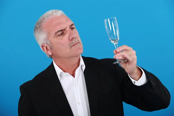 Mann blickt auf ein Weinglas — Stockfoto