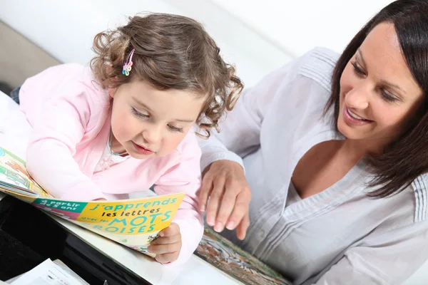 Mama i córka czytanie razem — Zdjęcie stockowe