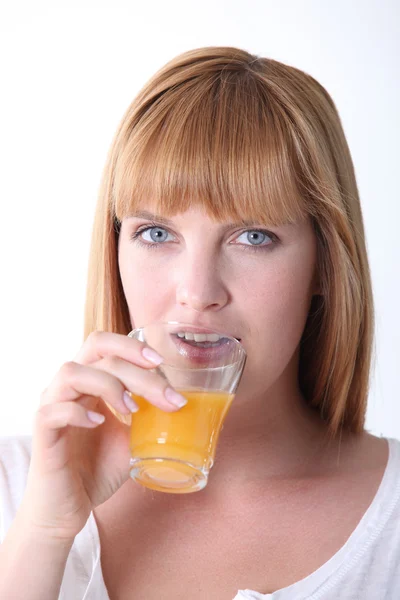 Mulher loira com suco de laranja — Fotografia de Stock