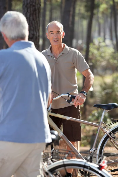 Homme aux cheveux gris en vélo — Photo