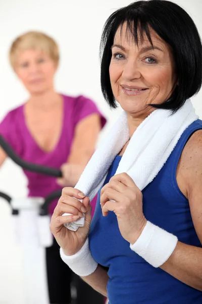 Vrouw aan het sporten in de sportschool — Stockfoto