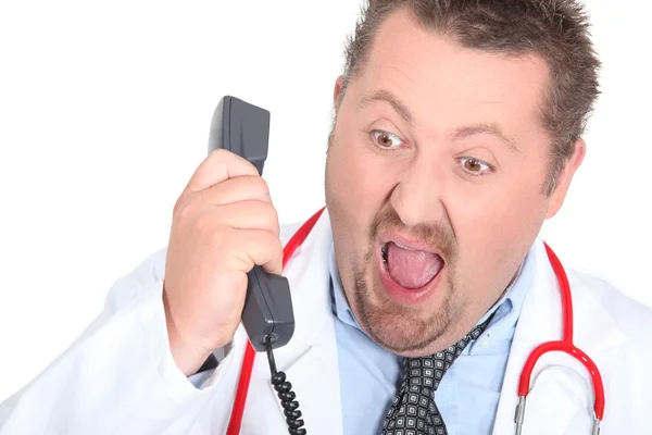 Boos arts schreeuwen naar beneden van de telefoon — Stockfoto