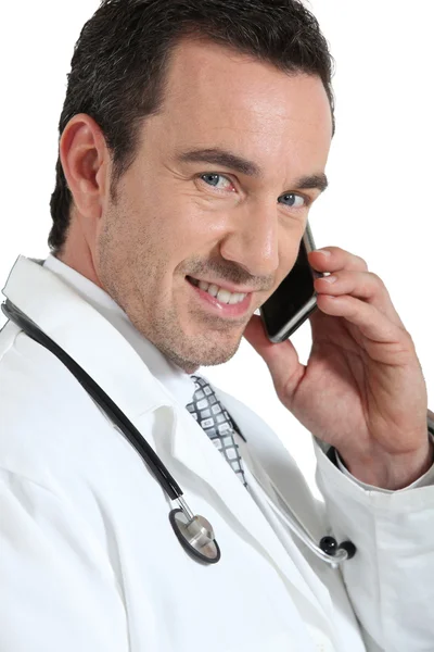 Médico no telefone sorrindo — Fotografia de Stock