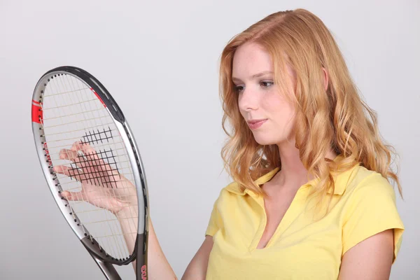 Mujer joven sosteniendo raqueta de tenis —  Fotos de Stock