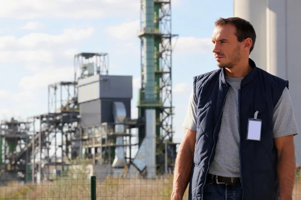 Worker in front of an industrial plant — Stock Photo, Image