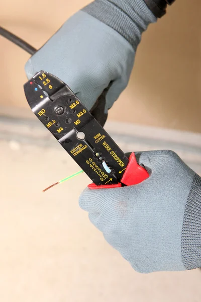 Eletricista com um cortador de fio — Fotografia de Stock