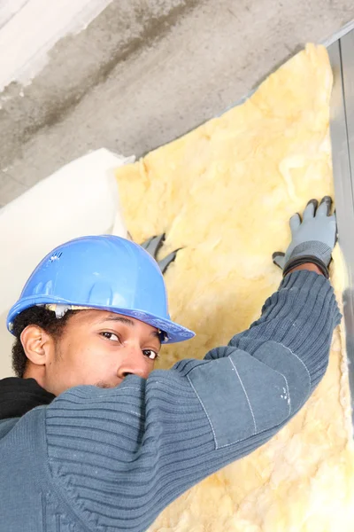 Man putting up wall insulation — Stock Photo, Image