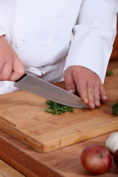 Primo piano su uno chef che taglia prezzemolo — Foto Stock