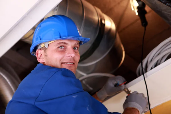 Loodgieter op het werk — Stockfoto