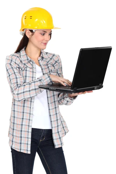 Construtora feminina ficou com laptop — Fotografia de Stock