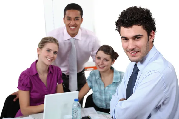 Ventas jóvenes teniendo una reunión — Foto de Stock