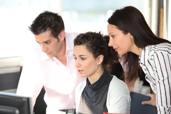 Colleagues behind a computer — Stock Photo, Image