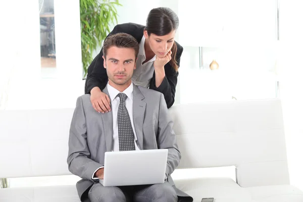 Pareja usando un ordenador portátil — Foto de Stock