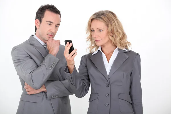 Empresarios esperando un mensaje por teléfono — Foto de Stock