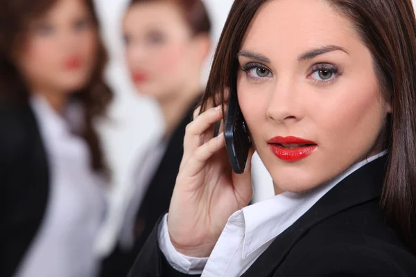 Mulher de negócios fazendo colegas de chamada no fundo — Fotografia de Stock