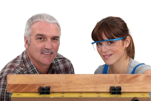 木匠与他的女儿工作 — 图库照片