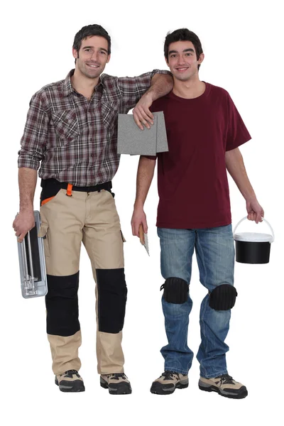 Dois homens se preparando para banheiro de azulejos — Fotografia de Stock