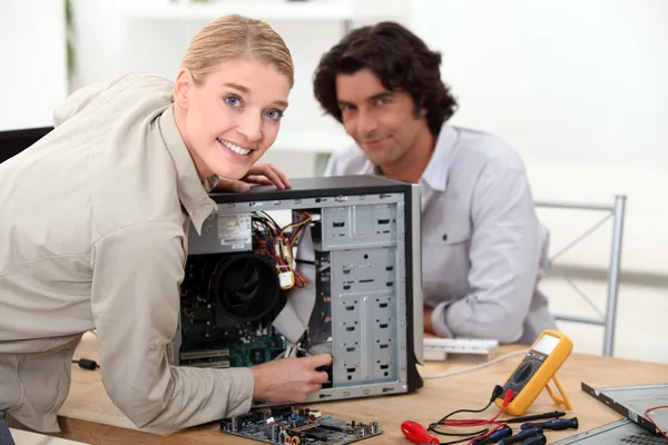 Técnico que fixa um computador — Fotografia de Stock