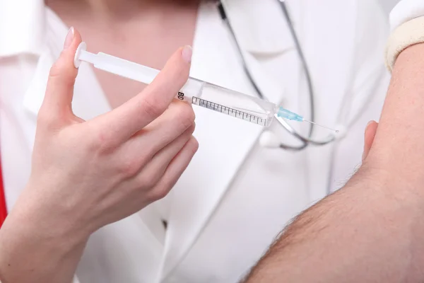 Vrouwelijke verpleegster injecteren vaccin aan patiënt — Stockfoto