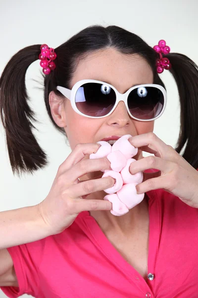 Silly vrouw scarfing naar beneden marshmallows — Stockfoto