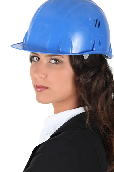 Kvinna wraing kostym och hardhat — Stockfoto