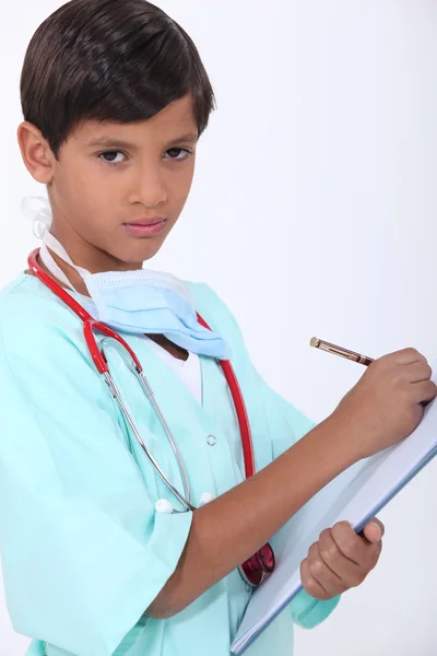 Menino com ficha vestida de médico — Fotografia de Stock