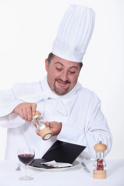 Chef seasoning the bill — Stock Photo, Image