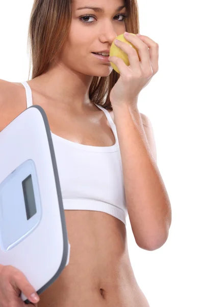 Mujer con escamas comiendo manzana — Foto de Stock