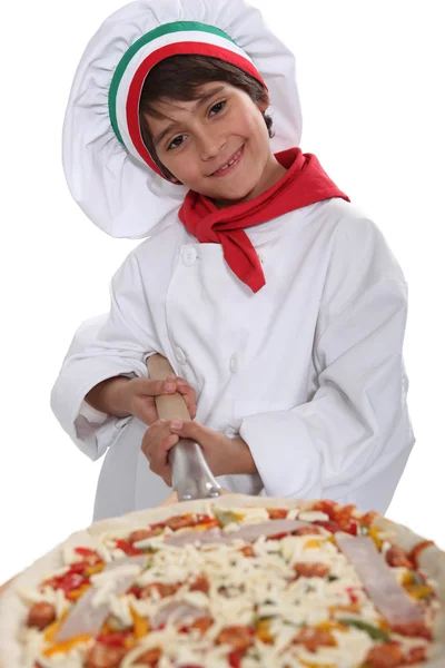Μικρό αγόρι ντυμένος ως σεφ πίτσα — Φωτογραφία Αρχείου