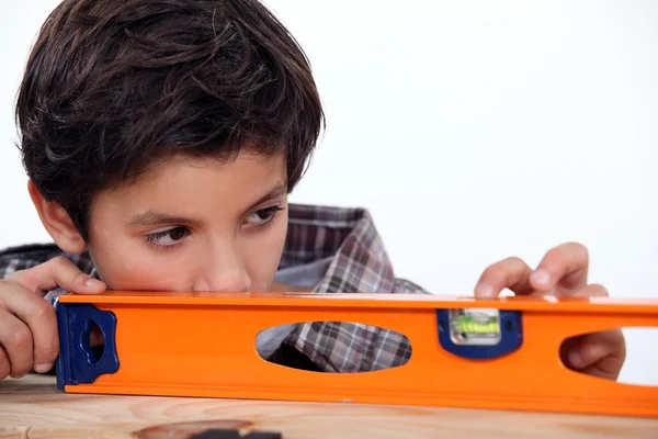 Niño con un nivel de espíritu — Foto de Stock