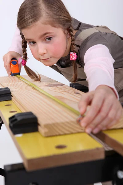 Kleines Mädchen gibt sich als Tischler aus — Stockfoto