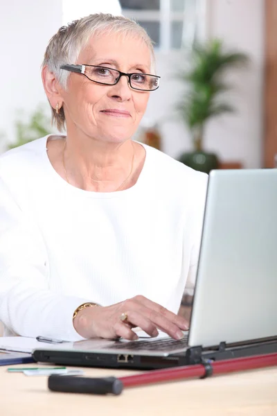 Mulher idosa no laptop — Fotografia de Stock