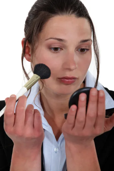 Woman applying blusher — Stock Photo, Image