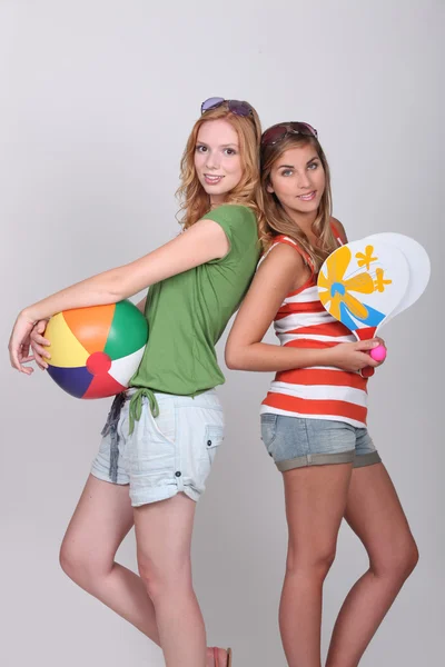 Vrouwen gekleed voor het strand — Stockfoto