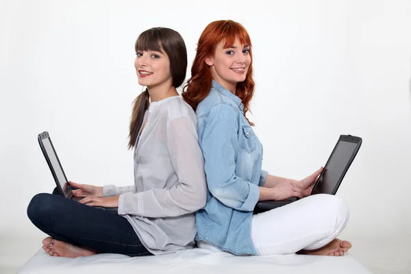 Two young women with laptops — Stock Photo, Image